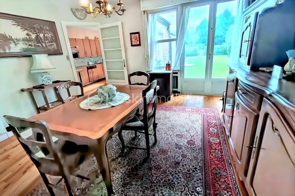 SECTEUR TOP, EN RETRAIT DE RUE, MAISON SEMI INDIVIDUELLE LUMINEUSE, GRAND JARDIN GARAGE DOUBLE et DEPENDANCE – 4 pièces – 3 chambres – 107 m²