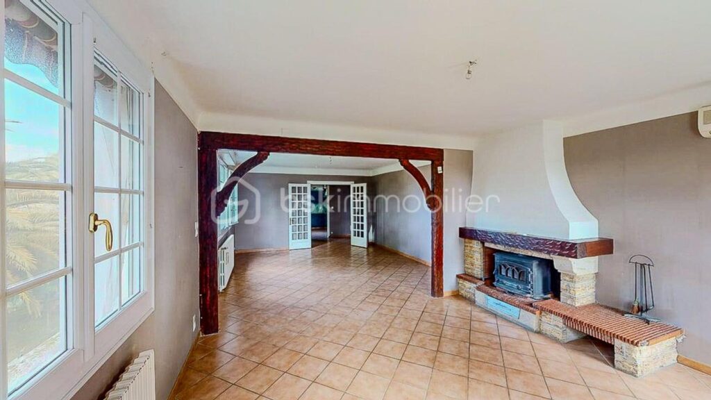 Maison sur 3 niveaux en position dominante – Vue sur les montagnes – 10 pièces – 7 chambres – 240 m²