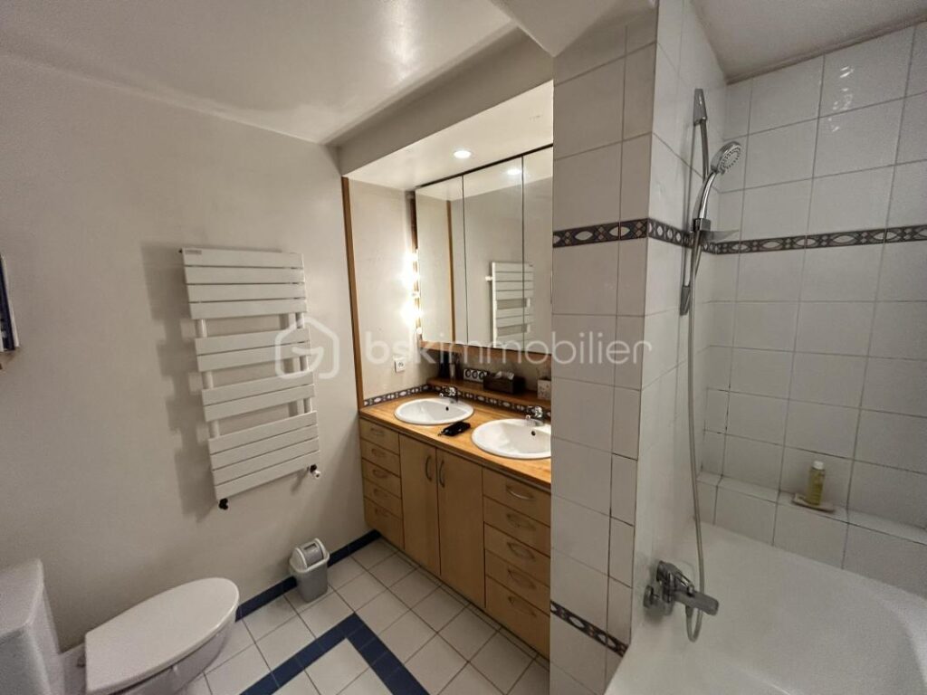 Appartement avec vue lac dans immeuble haussmannien – 5 pièces – 3 chambres – 94 m²