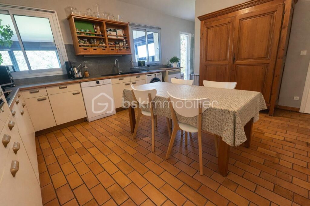 BELLE MAISON PLAIN PIED – 4/5 CHAMBRES – VERANDA – PISCINE – TERRAIN – 6 pièces – 4 chambres – 184 m²