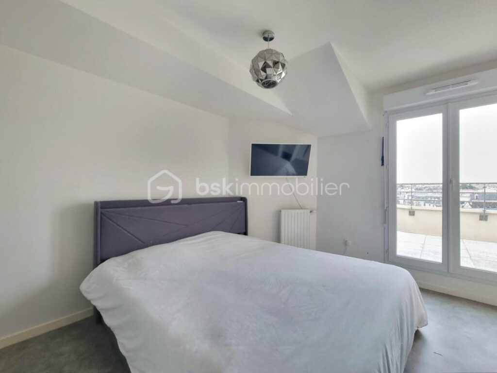 APPARTEMENT AU PIED DE LA GARE_ 2 PIÈCES AVEC GRANDE TERRASSE_ PLACE DE PARKING ! – 2 pièces – 1 chambre – 44 m²