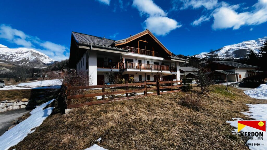 Beau studio cabine avec vaste terrasse, garage fermé et parking extérieur – 2 pièces – 1 chambre – 25 m²