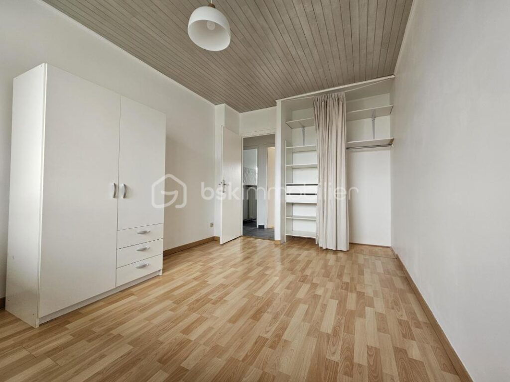 T3 lumineux en étage élevé avec balcon, vue dégagée et place de parking privative – 4 pièces – 3 chambres – 72 m²