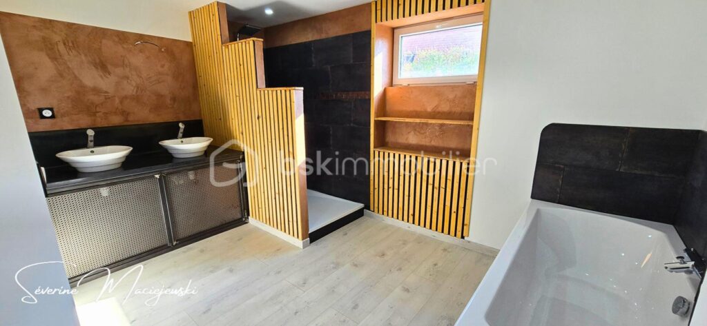 Propriété semi plain pied de 260 m² – 10 pièces – 6 chambres – 260 m²