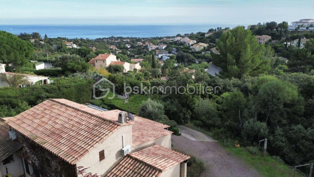 Villa vue, mer, spacieuse à Saint Aygulf 163 m² – 6 pièces – 5 chambres – 163 m²