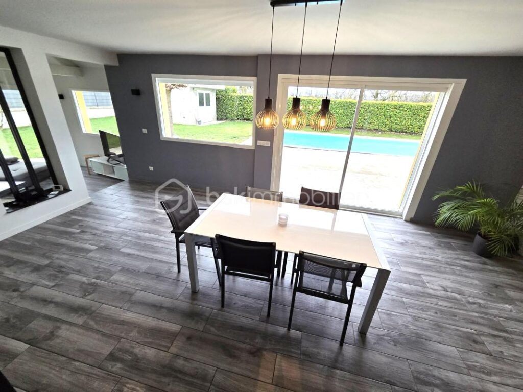 Villa contemporraine 490 000 € – 7 pièces – 5 chambres – 161 m²