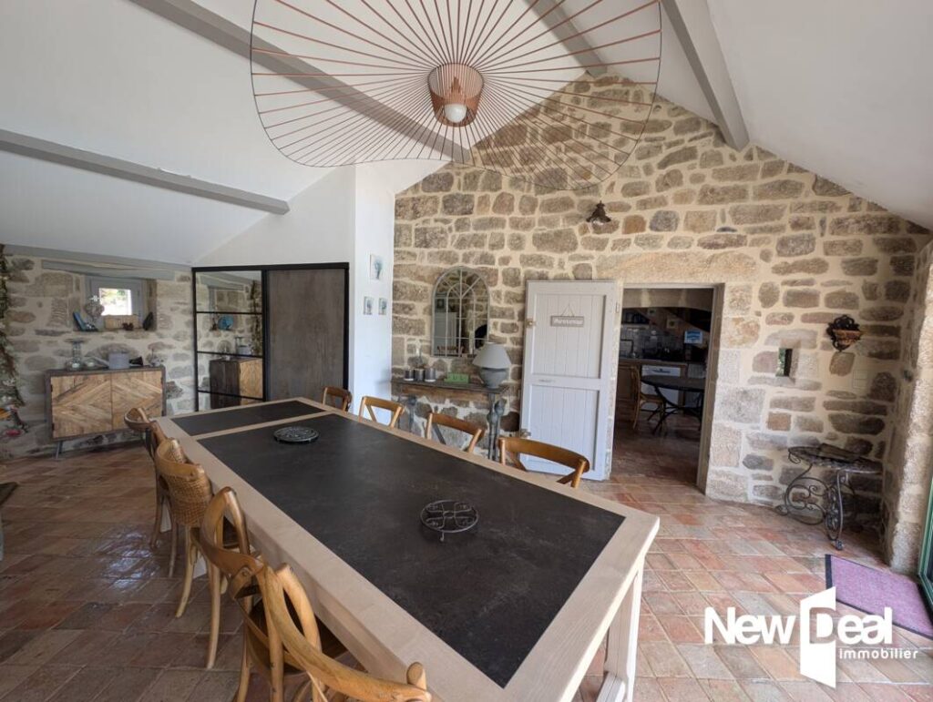 Propriété de charme en pierre – 290 m² – vue dominante – cadre d’exception – 10 pièces – 4 chambres – 230 m²