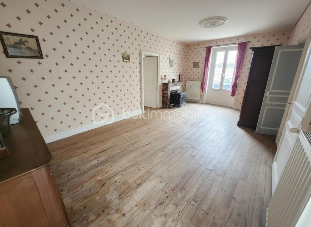 🏡 Maison de caractère – 191 m² – Centre de Mirebeau – 4 chambres, grange et cave – 7 pièces – 4 chambres – 191 m²