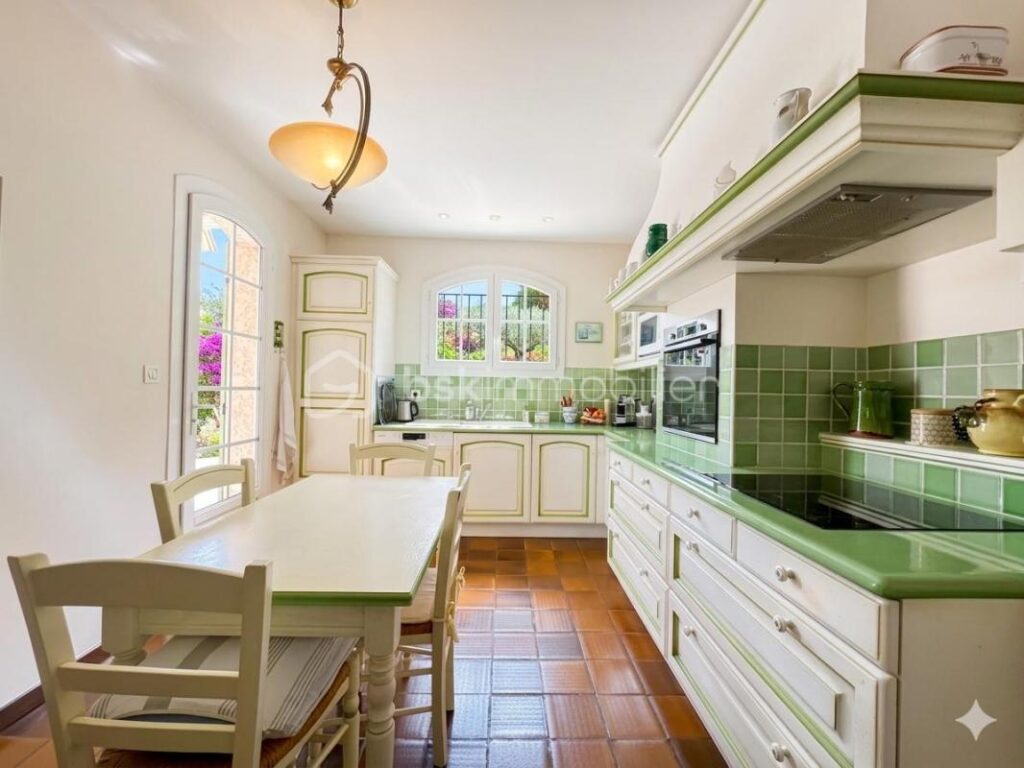 Propriété d’exception 5 chambres piscine terrain de 6800 m2 – 6 pièces – 5 chambres – 174 m²