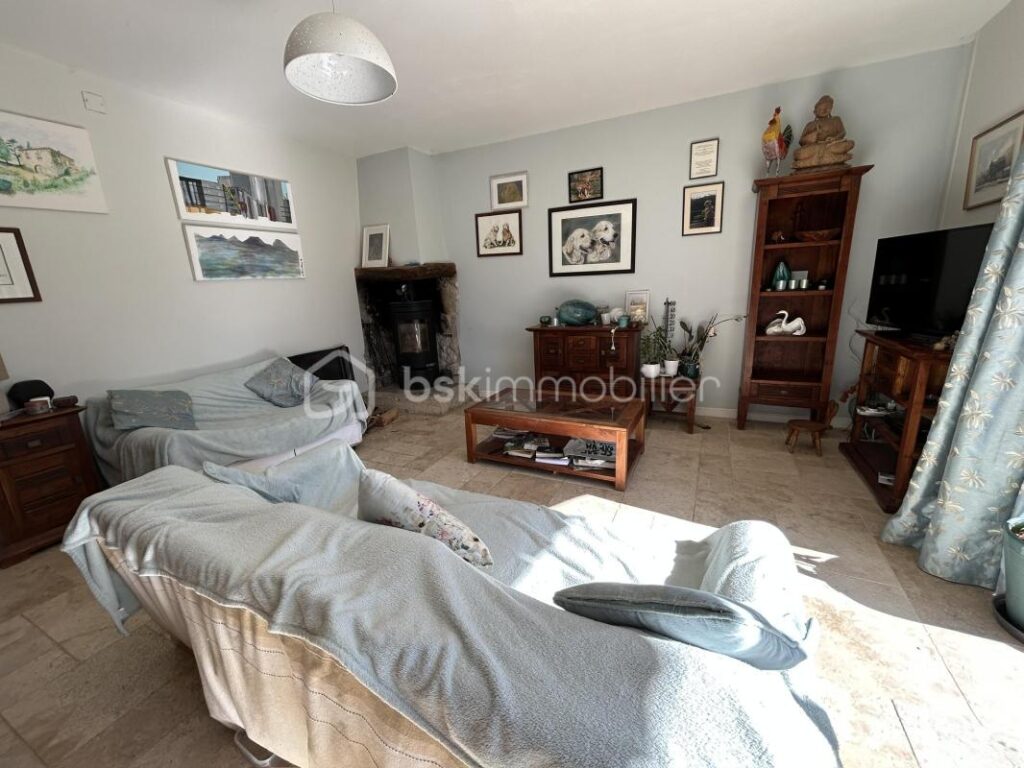 JOLIE MAISON EN PIERRES – TERRAIN – DEPENDANCES – 7 pièces – 5 chambres – 216 m²