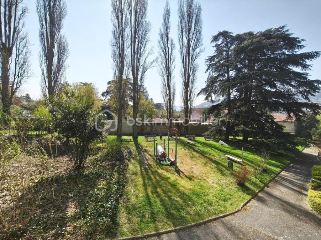 T4 traversant avec balcon plein sud – un potentiel à révéler au cœur de Neuville-sur-Saône – 4 pièces – 3 chambres – 79 m²