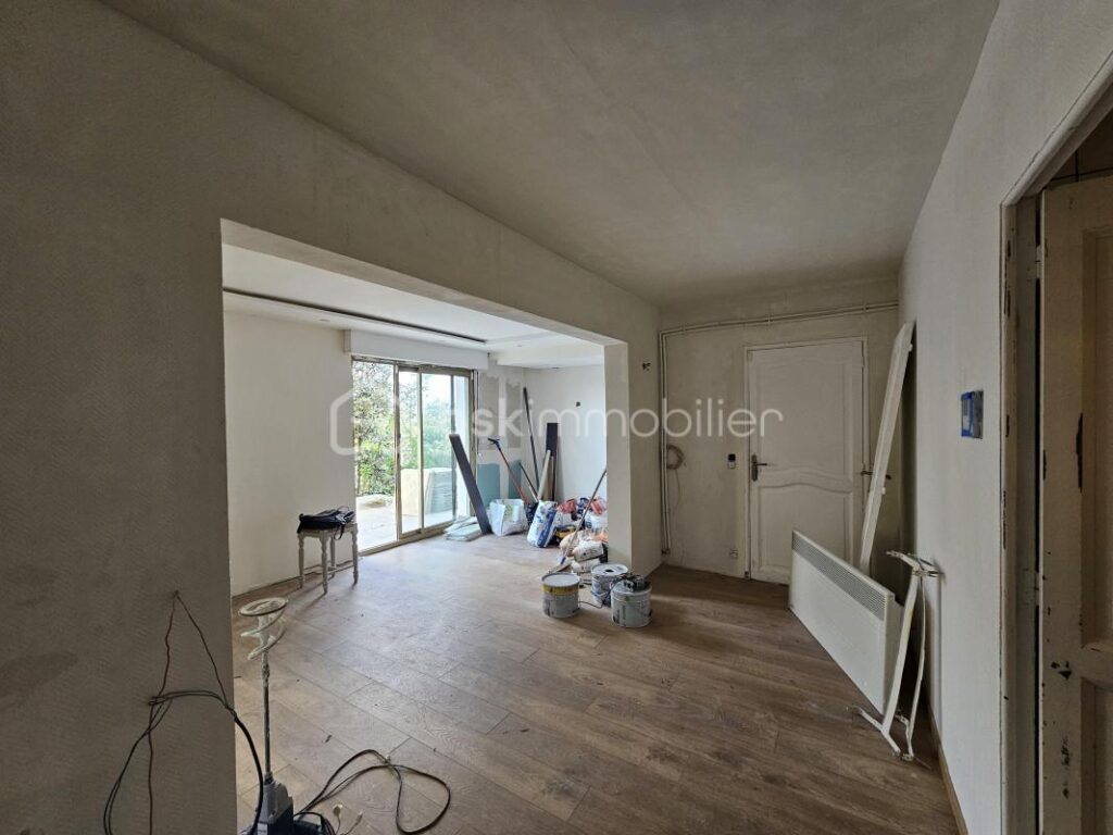 Champigny-sur-Marne (Coteaux) : Un potentiel brut avec vue sur la Tour Eiffel – 4 pièces – 3 chambres – 76 m²