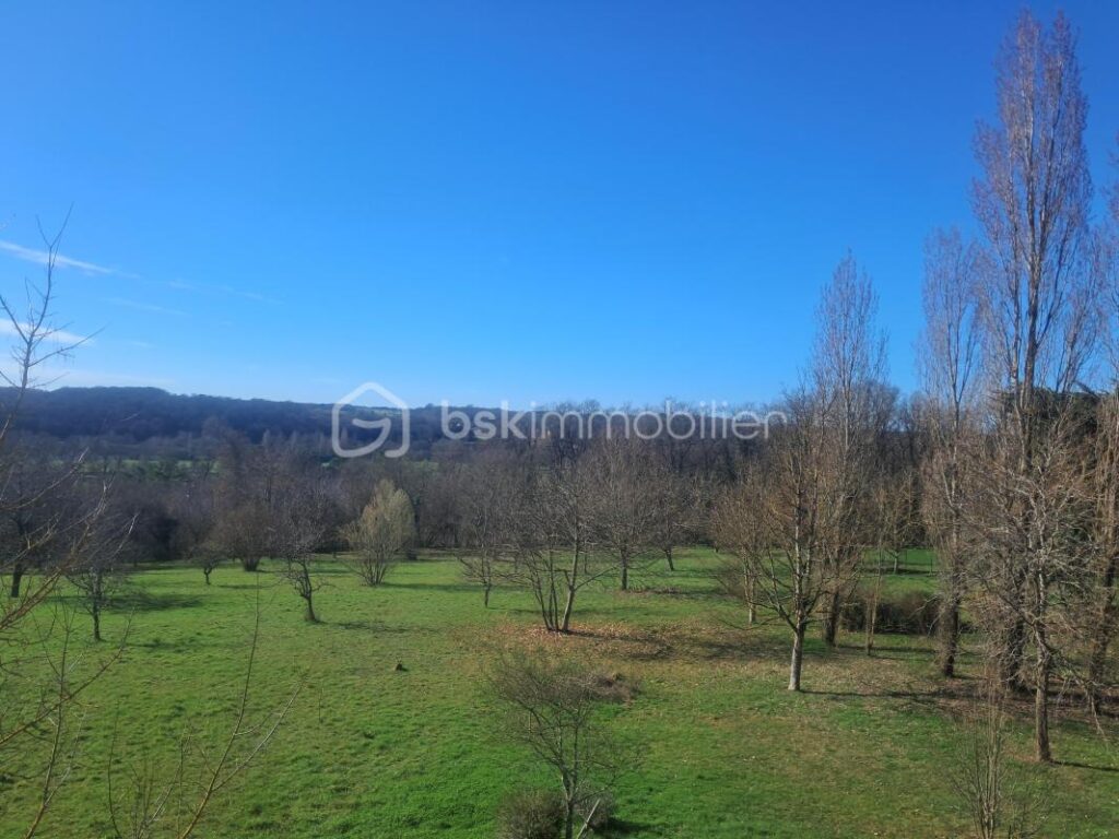 Maison atypique ronde dans un écrin de verdure en Vallée de la Vienne – 5 pièces – 1 chambre – 115 m²
