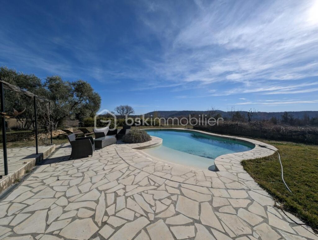 A VENDRE, PUYVERT, MAS DE 150 M² ENVIRON ET SURFACE A AMENAGER DE PLUS DE 100 m² AVEC PISCINE, POOL HOUSE SUR TERRAIN DE 2360 M² – 8 pièces – 3 chambres – 150 m²