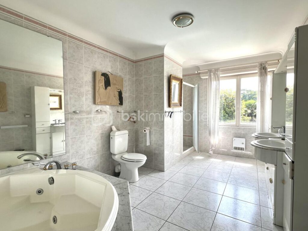 Maison 9 pièces – 9 pièces – 5 chambres – 282 m²