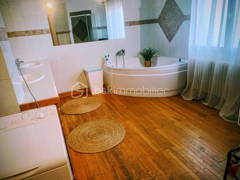 LA MURE SUD (38350) – VUE SUR L’OBIOU – Sur une parcelle de 1 380m², Grande MAISON FAMILIALE de 222 m² + 229 m² de dépendances – 10 pièces – 5 chambres – 222 m²