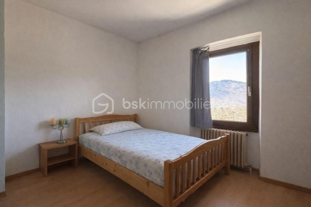 À Vendre – Maison ancienne 117 m² avec sous-sol complet – Terrain 1 000 m² – Vue montagne – Sans vis-à-vis – 5 pièces – 4 chambres – 117 m²