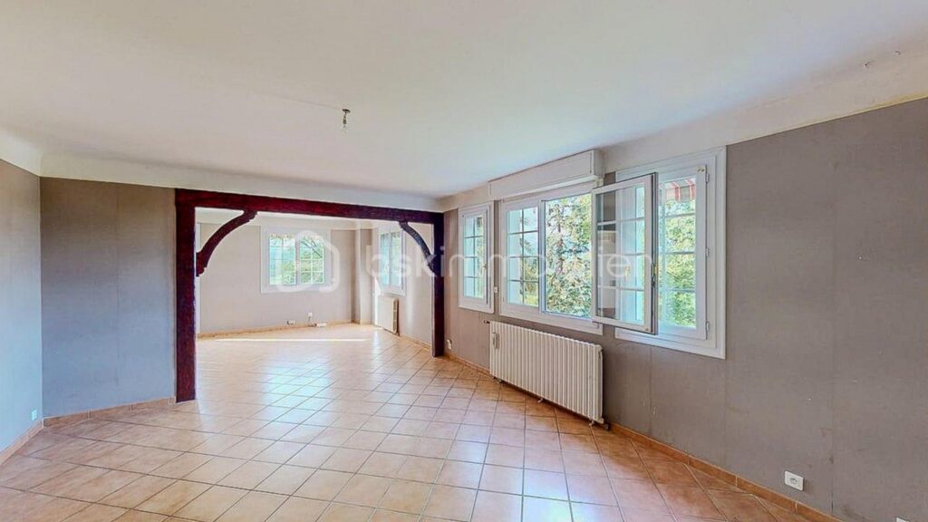 Maison traditionnelle de 240m² à rénover sur une parcelle de 2700m² face aux montagnes – 10 pièces – 7 chambres – 240 m²