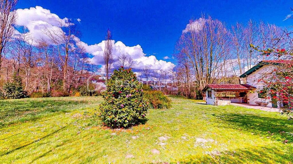 Ancien moulin sur un terrain plat de 8023m² proche du centre ville d’Hasparren ! – 6 pièces – 4 chambres – 128 m²