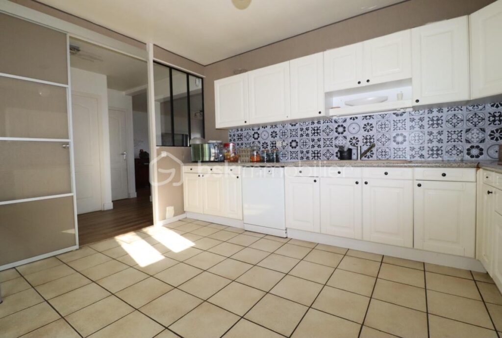 Grande maison aux beaux volumes (8 pièces 175m²) 5 ou 6 chambres avec sous-sol total (85m²) – 8 pièces – 6 chambres – 175 m²