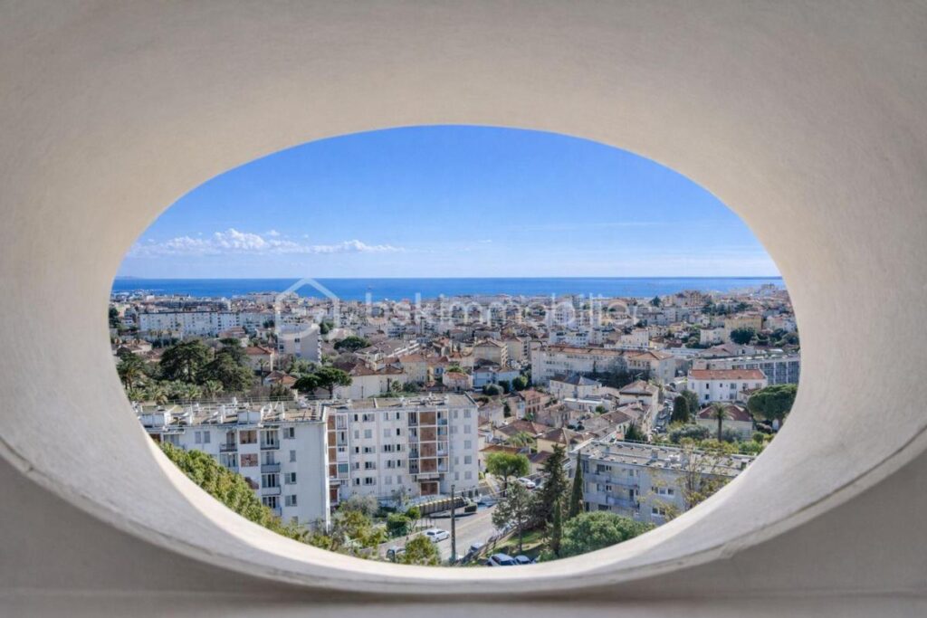 CANNES MONTROSE – STUDIO REFAIT A NEUF – VUE MER PANORAMIQUE – DERNIER ETAGE – 1 pièce – 1 chambre – 18 m²