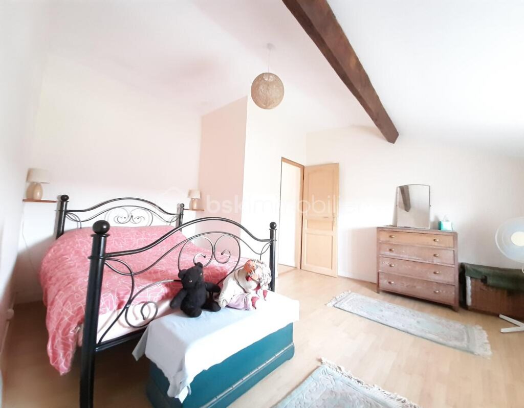 Maison 6 pièces 143 m² – 6 pièces – 5 chambres – 143 m²