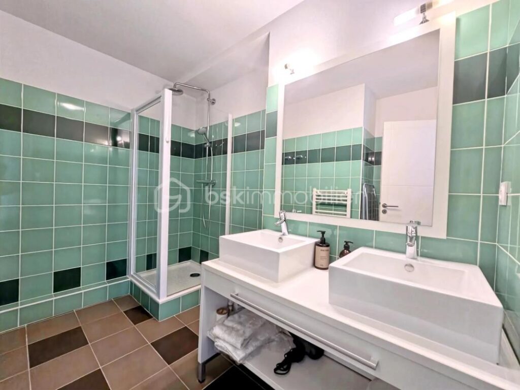 BADEN – GOLFE DU MORBIHAN – SUPERBE T2 MEUBLE – 4 COUCHAGES – PISCINE – DEUX BALCONS – 2 pièces – 1 chambre – 41 m²