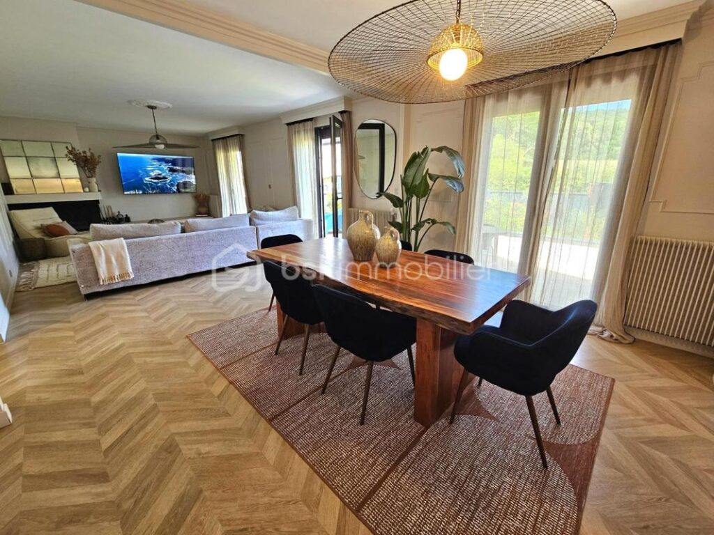 Mansart 7 pièces 216m² indépendant sous-sol DPE C – 7 pièces – 4 chambres – 151 m²