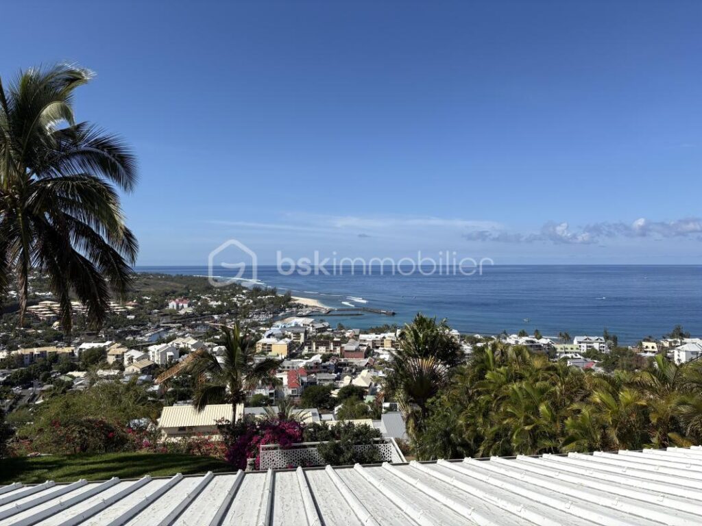 À vendre – Villa vue panoramique à St Gilles les bains – 5 pièces – 4 chambres – 230 m²