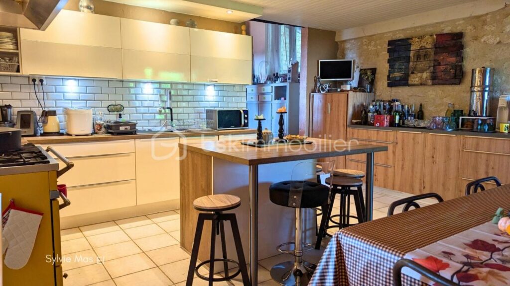 Domaine de charme 2 logements – 5 gîtes – piscine – NR pièces – 11 chambres – 390 m²