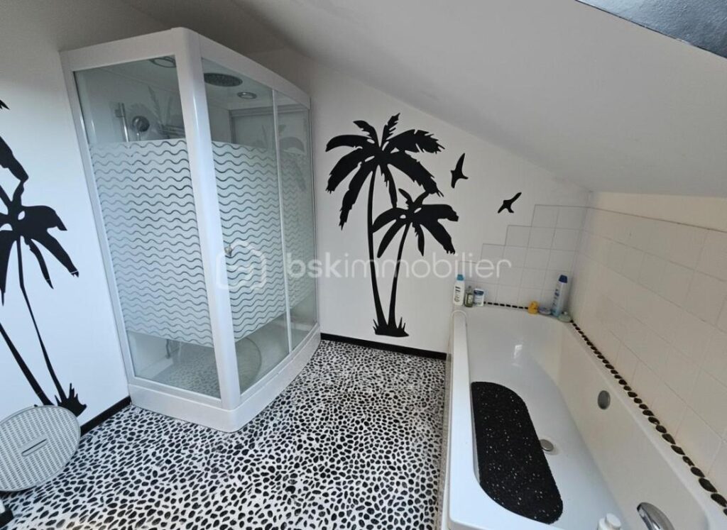 Ancien corps de ferme avec 4,7 hectares – Vue exceptionnelle – Proximité Roanne – 6 pièces – 5 chambres – 185 m²