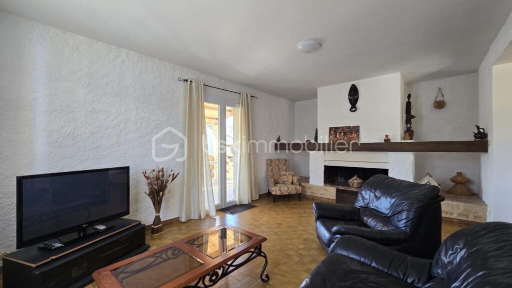 Grande maison divisée en deux appartements avec PISCINE ET VUE IMPRENABLE – 7 pièces – 5 chambres – 223 m²