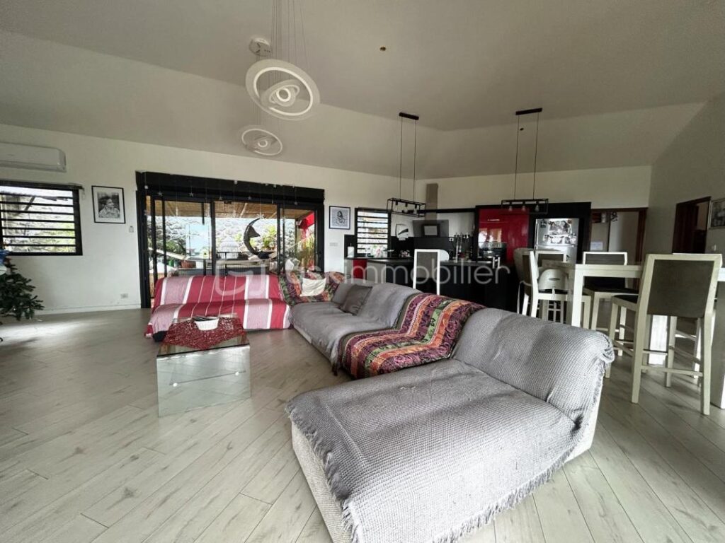 Villa de 360 m² de surface utile – 6 pièces – 4 chambres – 180 m²