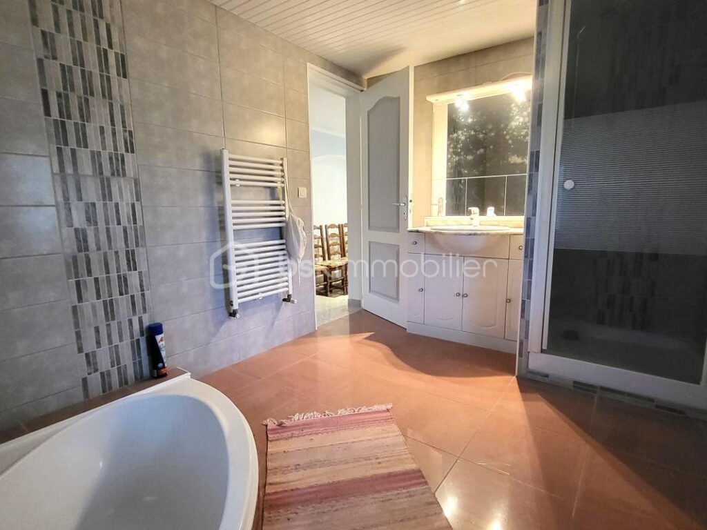 PROCHE VILLEDIEU-LES-POÊLES & A84 – MAISON DE STANDING AVEC PISCINE – 5 pièces – 4 chambres – 140 m²