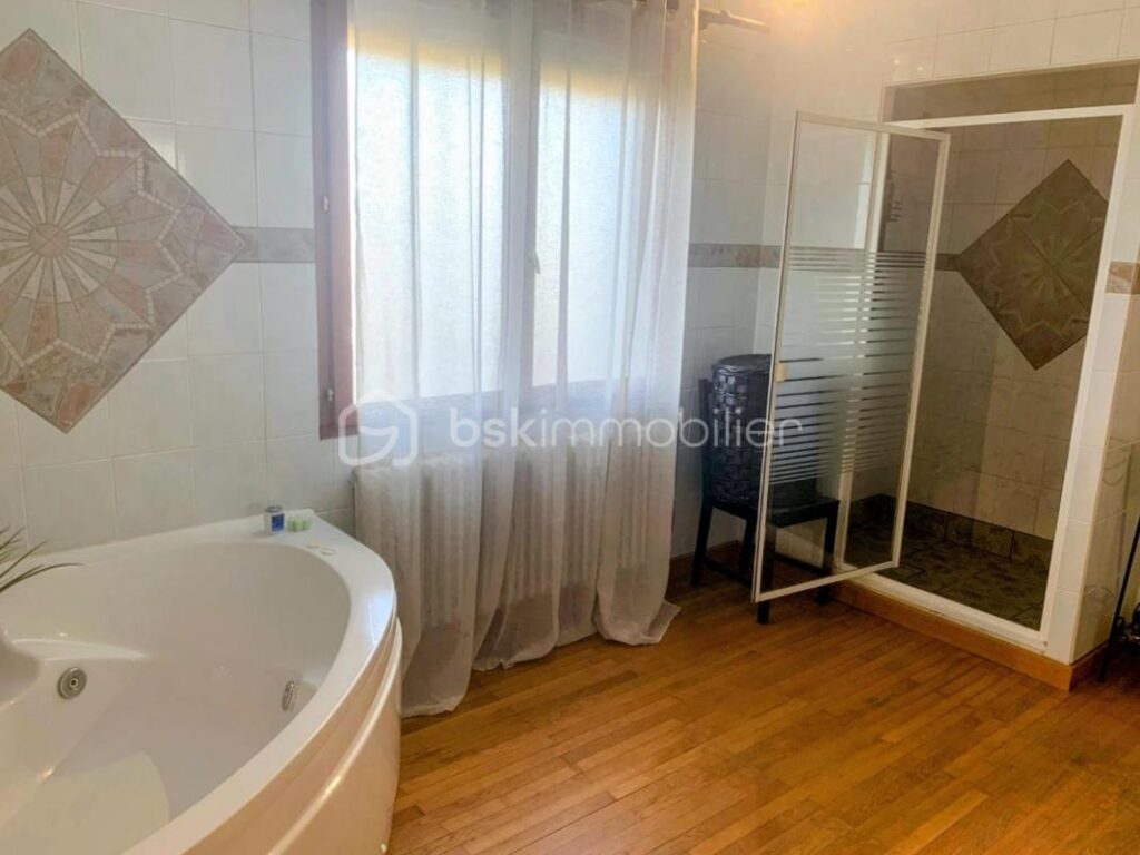 LA MURE SUD (38350) – VUE SUR L’OBIOU – Sur une parcelle de 1 380m², Grande MAISON FAMILIALE de 222 m² + 229 m² de dépendances – 10 pièces – 5 chambres – 222 m²