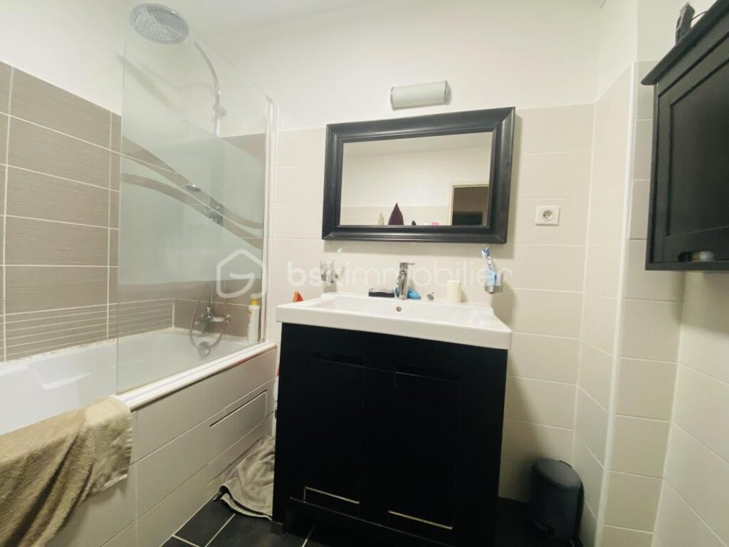 Bel appartement T4 à Signes avec terrasse et cave – 4 pièces – 3 chambres – 106 m²