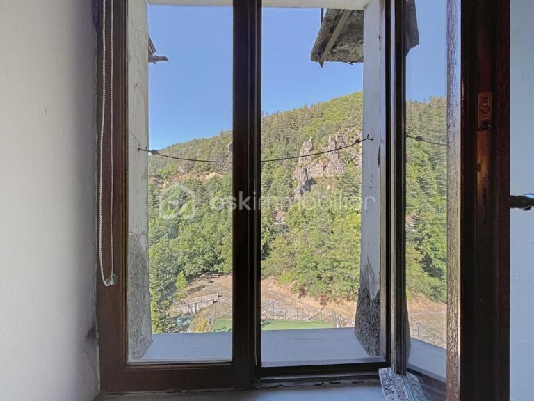 Grand appartement F1 avec coin nuit au cœur du village de Péone (06470) – 1 pièce – 1 chambre – 44 m²