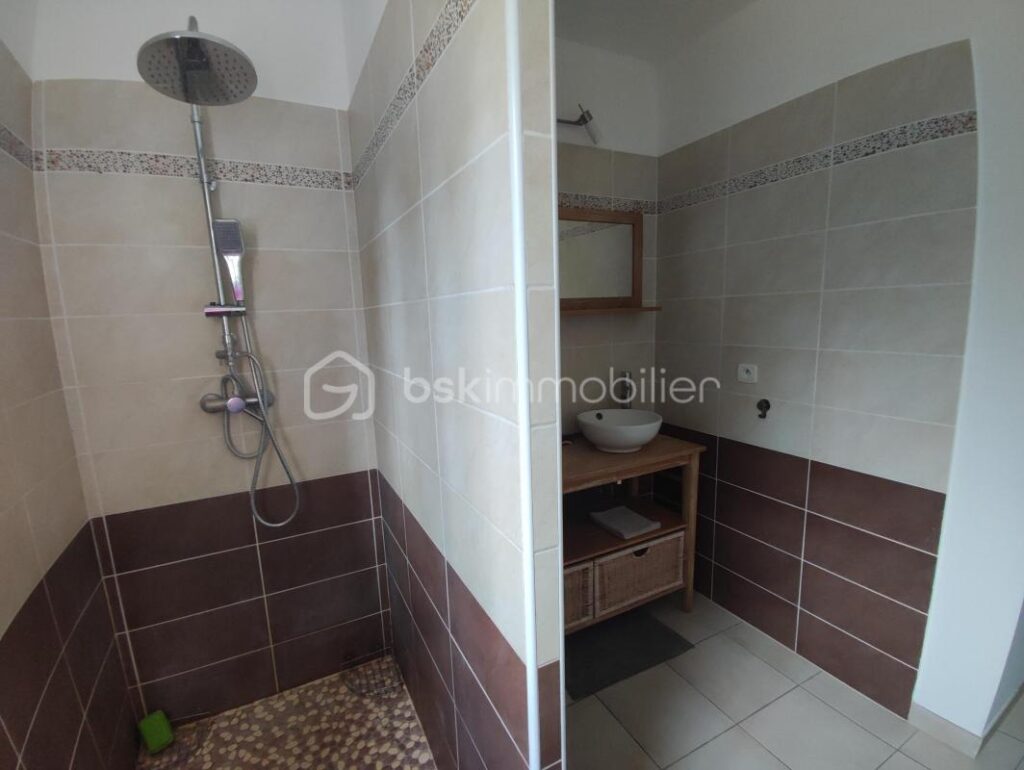 Plain-pied de 2010 avec piscine – 5 pièces – 3 chambres – 100 m²