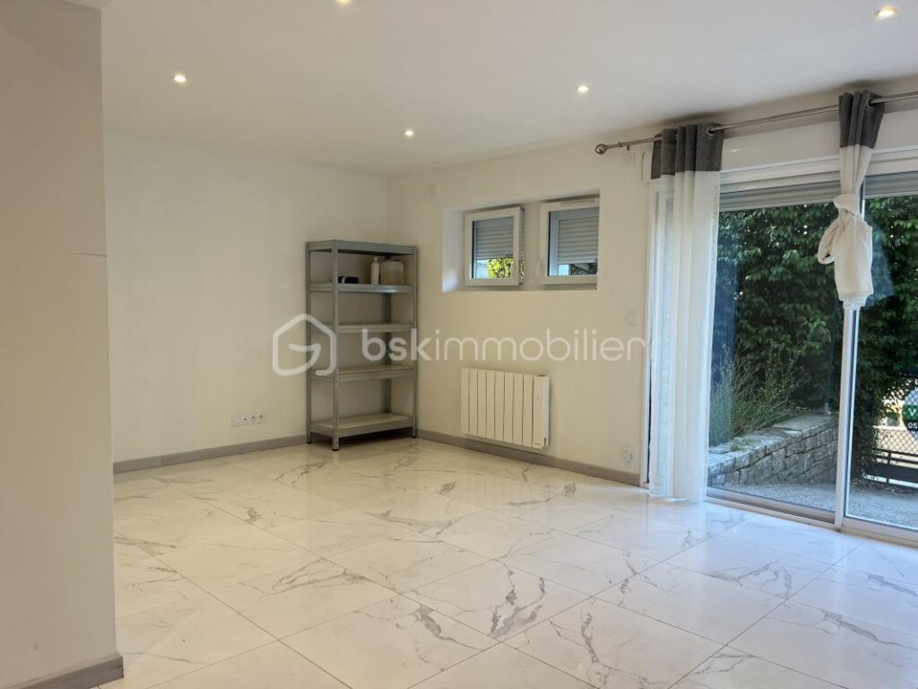 POSITION DOMINANTE À TRÉLISSAC – 8 pièces – 5 chambres – 193 m²