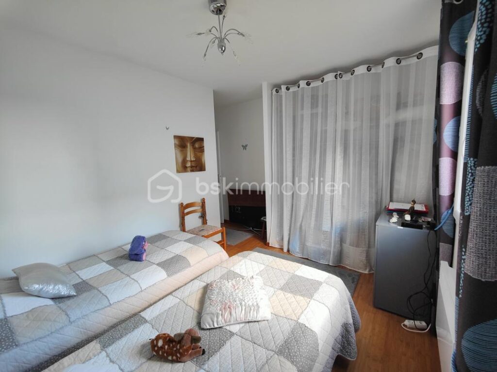 MONTREDON DES CORBIÈRES – Maison de PLAIN PIED de 90 m² sur 580m² de parcelle avec très belle vue – 4 faces – GRANDE PIÈCE A VIVRE MODERNE – 3 chambres – Climatisation réversible – double vitrage – Garage – Piscinable – 4 pièces – 3 chambres – 90 m²