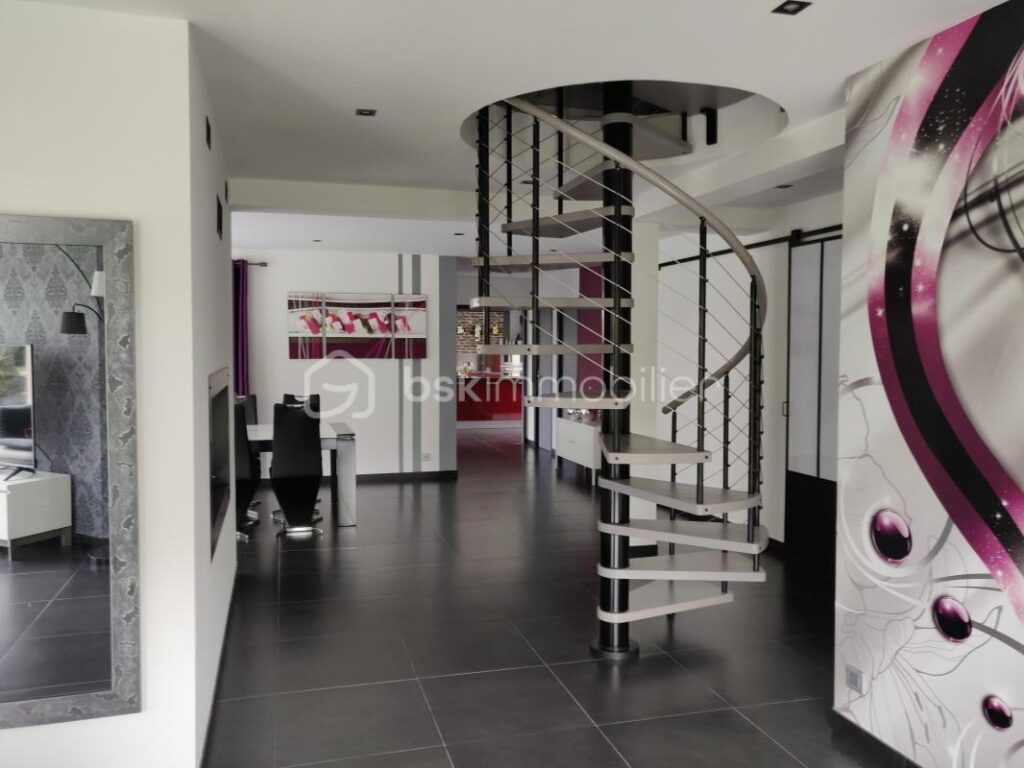 Maison avec piscine – 6 pièces – 3 chambres – 197 m²