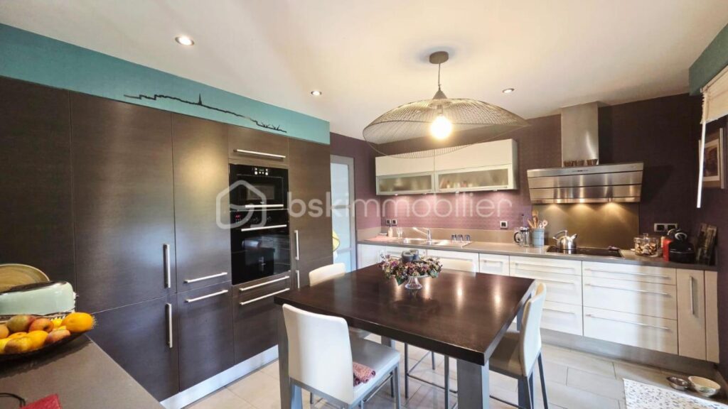 Élégante maison de caractère – Quartier Montaubert, cadre verdoyant – 7 pièces – 3 chambres – 164 m²