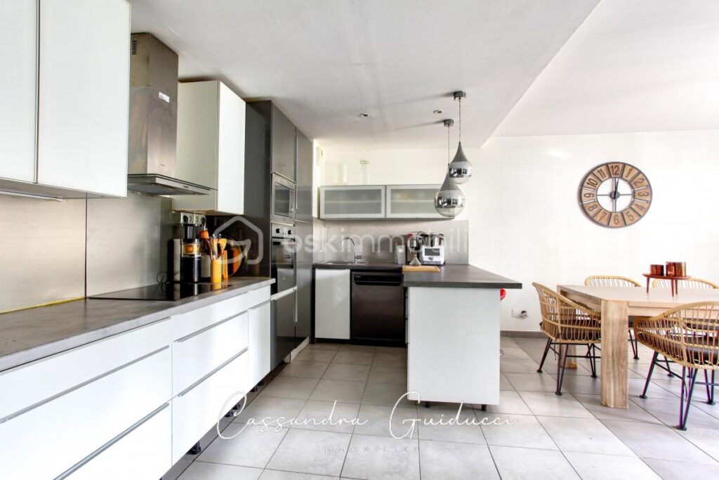 APPARTEMENT 3 PIECES AVEC GRANDE TERRASSE – RESIDENCE LA PINEDE – 3 pièces – 2 chambres – 66 m²