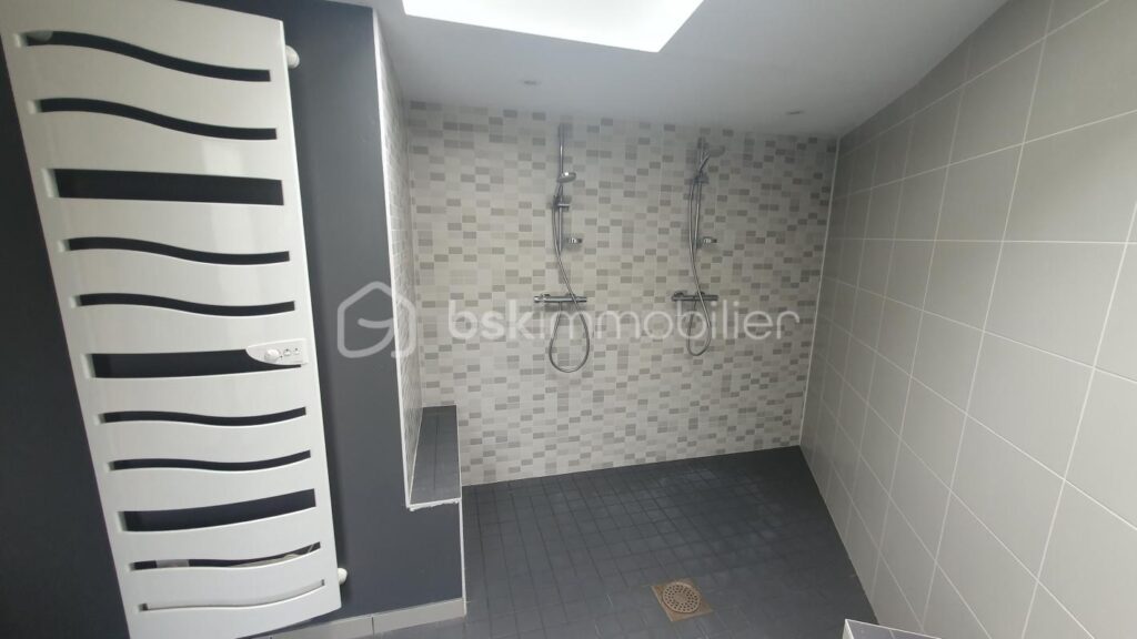 Maison 10 pièces de 210 m² – 10 pièces – 5 chambres – 210 m²