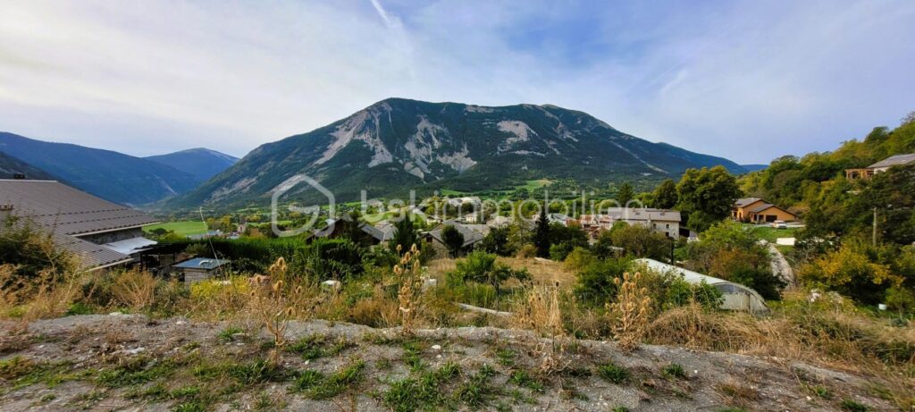 TERRAIN EMPLACEMENT EXCEPTIONNEL + SOUBASSEMENT DEJA CREE – NR pièces – NR chambres – 1681 m²