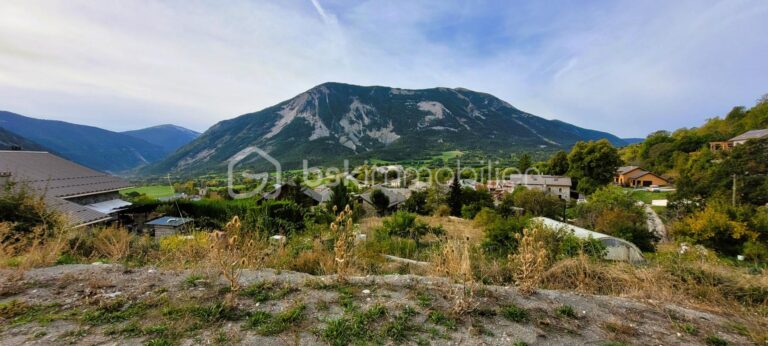 TERRAIN EMPLACEMENT EXCEPTIONNEL + SOUBASSEMENT DEJA CREE – NR pièces – NR chambres – 1681 m²