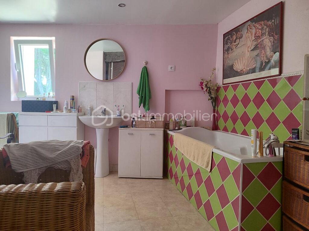 MAISON AVEC PISCINE ET GRAND TERRAIN – 7 pièces – 3 chambres – 200 m²