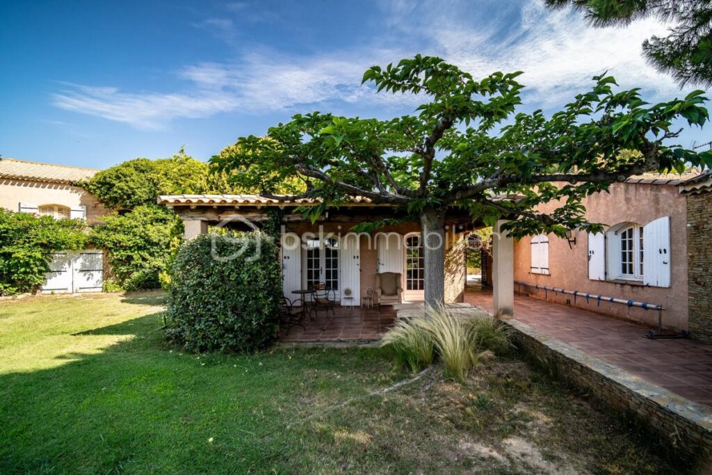 Magnifique propriété avec maison principale, dépendance et maison de gardien – Potentiel d’agrandissement – 11 pièces – 7 chambres – 350 m²