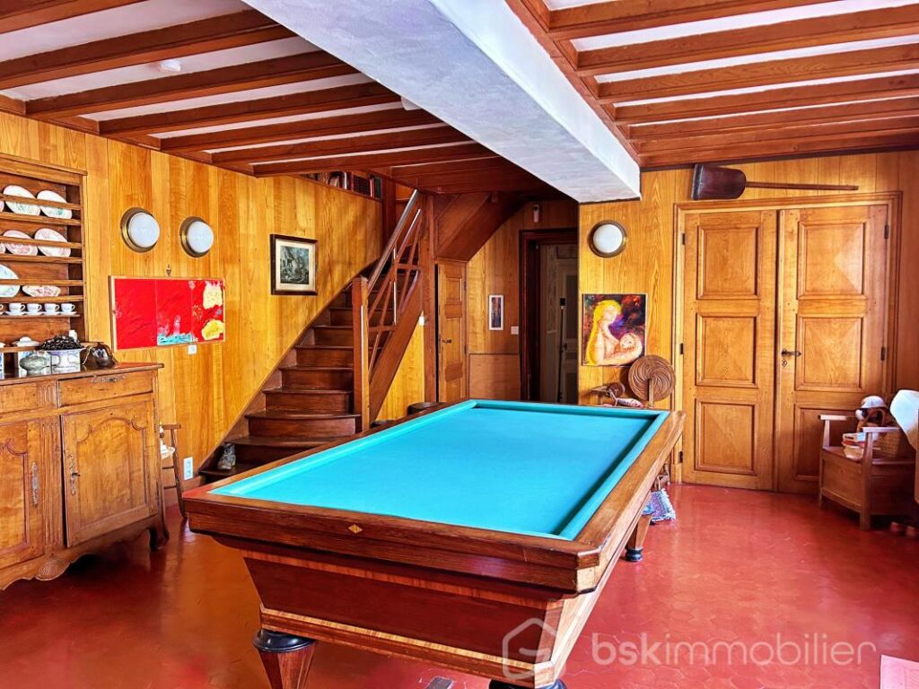 Magnifique propriété de charme du milieu XIXème, offrant 3 maisons pour une surface habitable de 487m2 au total – NR pièces – 12 chambres – 487 m²