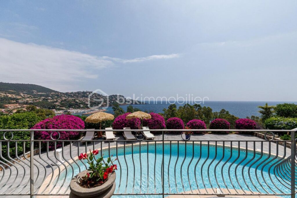 Superbe Maison rénovée de 219m2, 5 pièces, 4 chambres – Quartier du Trayas – 5 pièces – 4 chambres – 219 m²